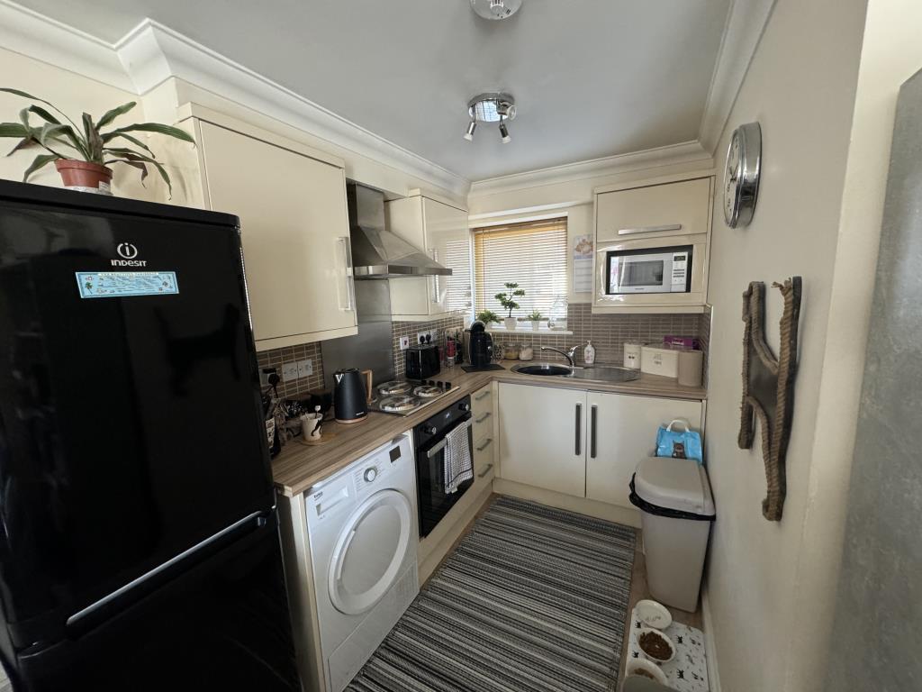 Lot: 7 - LEASEHOLD FLAT WITH PARKING SPACE - View of the kitchen
